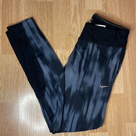 Women’s small Nike Dri-fit leggings lower rise. Gray and black warm leggings - Picture 9 of 9